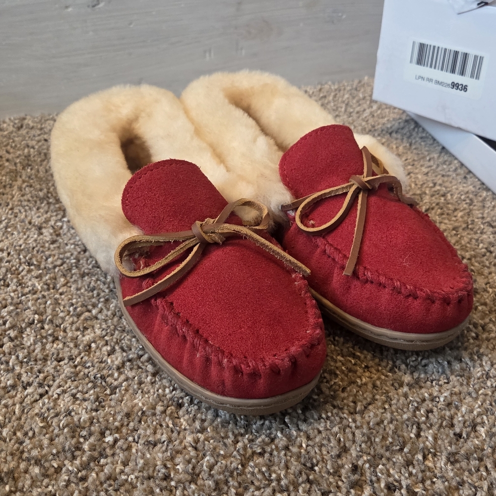 🏷Alpine Genuine Shearling Slipper Minnetonka In Red Suede NWT